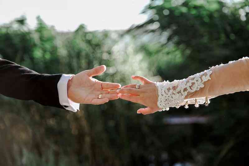 結婚戒指怎么戴男和女(男女婚戒的正確戴法圖)插圖2