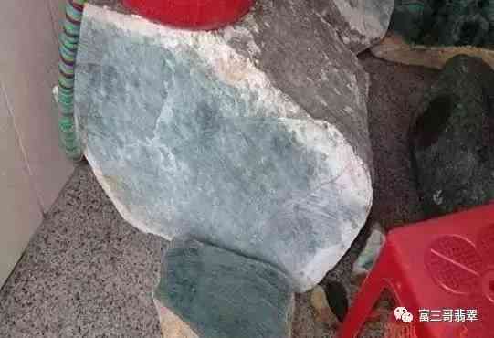 假的翡翠手鐲是用什么做的(假的翡翠手鐲戴久會有什么變化)插圖3