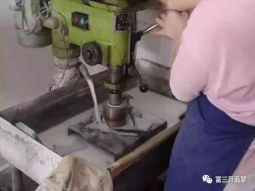 假的翡翠手鐲是用什么做的(假的翡翠手鐲戴久會有什么變化)插圖4