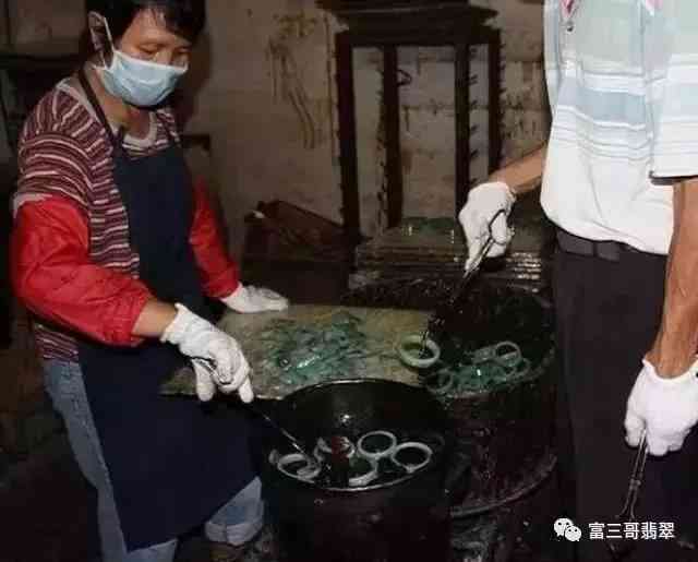 假的翡翠手鐲是用什么做的(假的翡翠手鐲戴久會有什么變化)插圖6