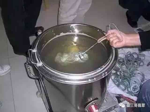 假的翡翠手鐲是用什么做的(假的翡翠手鐲戴久會有什么變化)插圖7