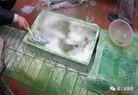 假的翡翠手鐲是用什么做的(假的翡翠手鐲戴久會有什么變化)插圖8