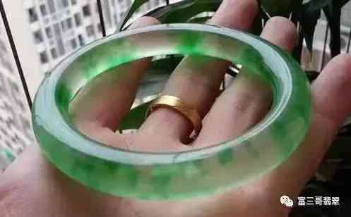 假的翡翠手鐲是用什么做的(假的翡翠手鐲戴久會有什么變化)插圖13