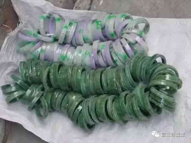 假的翡翠手鐲是用什么做的(假的翡翠手鐲戴久會有什么變化)插圖14