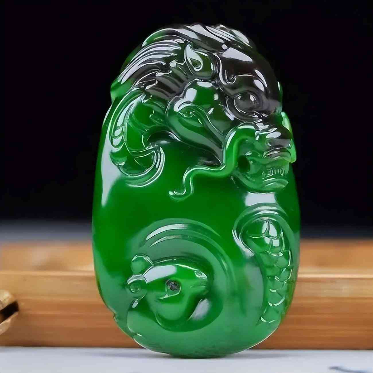 翡翠和碧玉哪個比較好(碧玉和翡翠哪個升值空間大)插圖1
