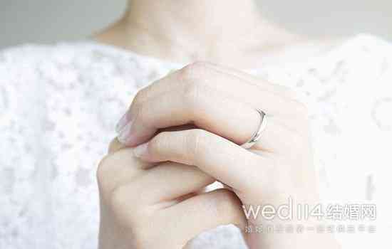 結(jié)了婚的男人戒指戴哪個手指(結(jié)了婚的男人戒指戴哪個手指頭)