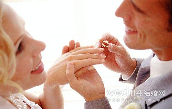 結了婚的男人戒指戴哪個手指(結了婚的男人戒指戴哪個手指頭)