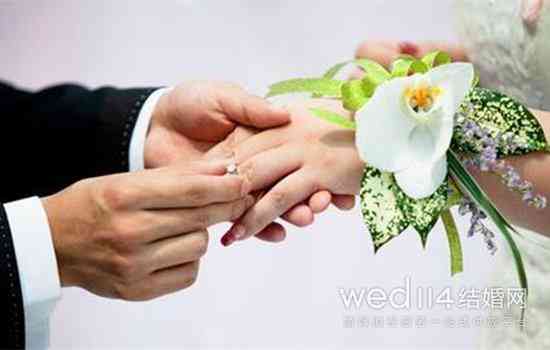 結了婚的男人戒指戴哪個手指(結了婚的男人戒指戴哪個手指頭)