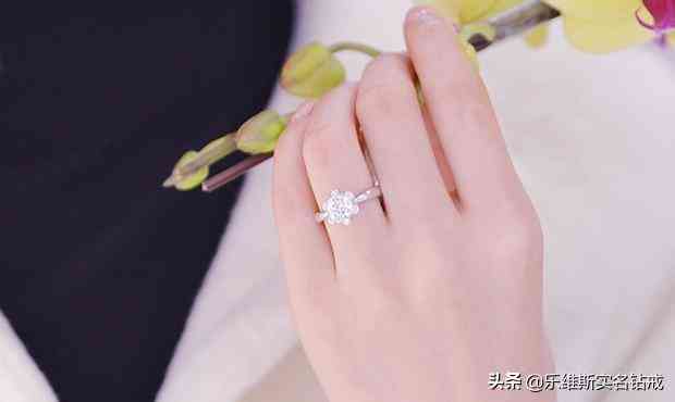 小拇指戴戒指是什么意思(無名指戴戒指是什么意思)