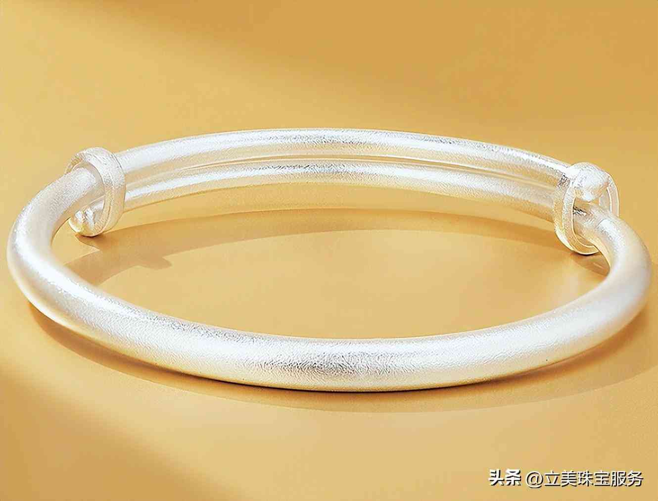 銀手鐲價(jià)格一般多少錢一克(銀手鐲價(jià)格多少錢一克2021)插圖1