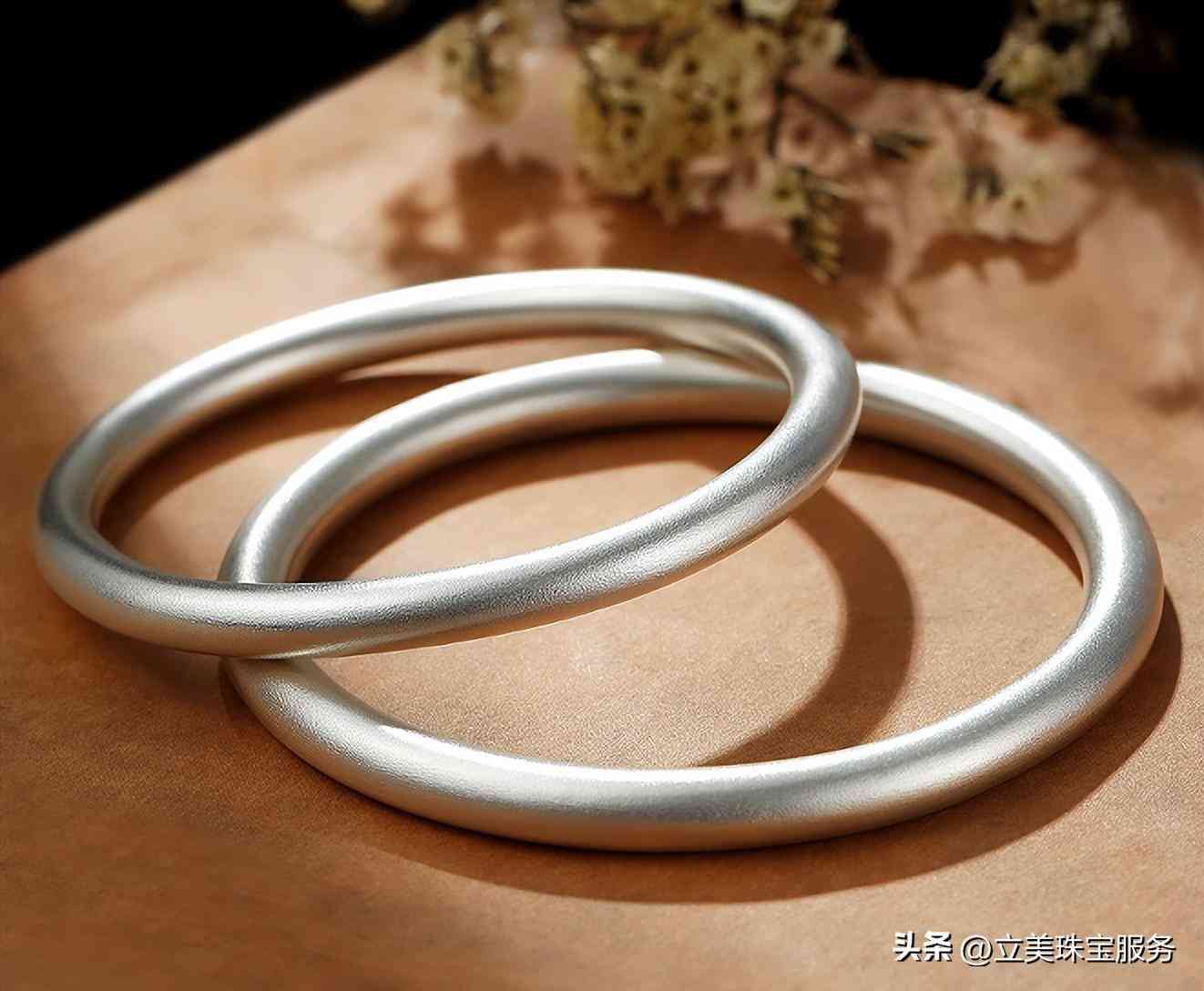 銀手鐲價(jià)格一般多少錢一克(銀手鐲價(jià)格多少錢一克2021)插圖2