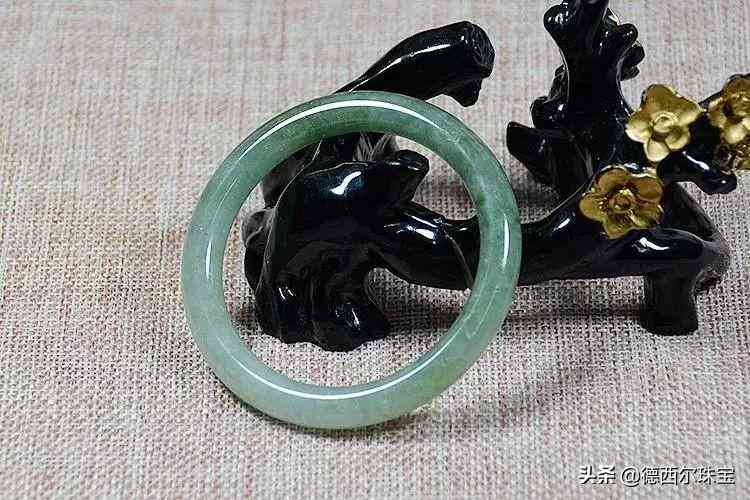 玉鐲怎么保養才能變得透亮(玉鐲怎么保養好)插圖1