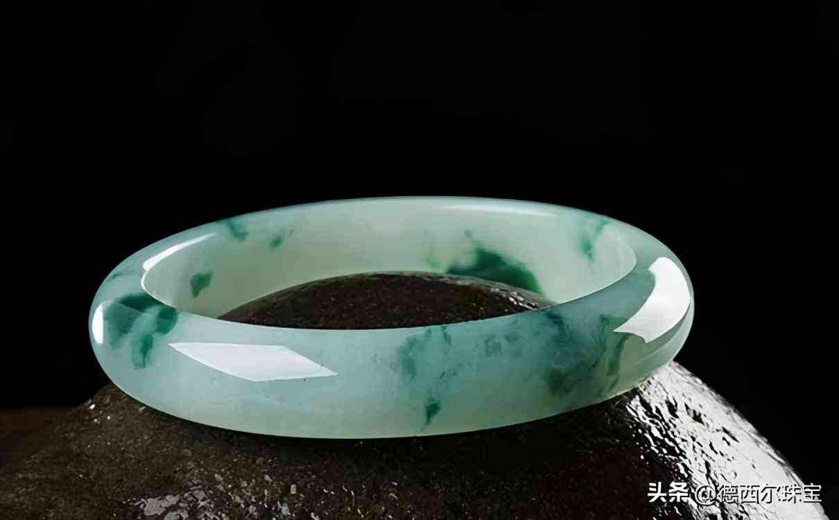 玉鐲怎么保養才能變得透亮(玉鐲怎么保養好)插圖3