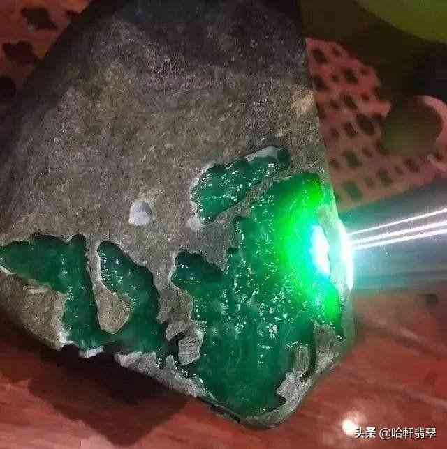 玻璃種帝王綠翡翠價格(玻璃種帝王綠翡翠價格及圖片)插圖6
