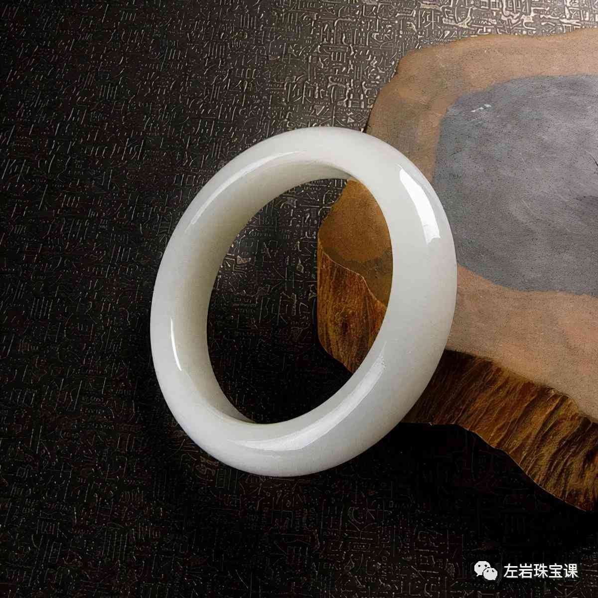 怎么選玉鐲子的質(zhì)量(怎么樣選玉鐲)插圖6