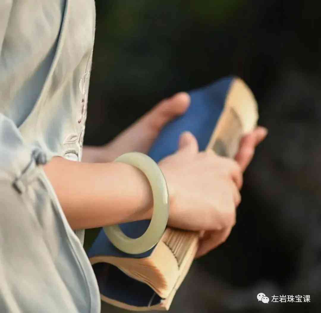 怎么選玉鐲子的質(zhì)量(怎么樣選玉鐲)插圖22