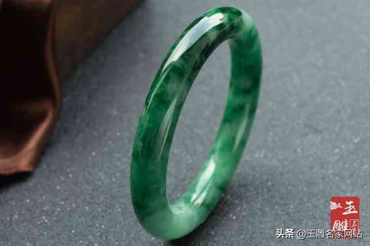 貴妃手鐲和圓鐲哪種好(貴妃鐲和圓鐲哪個舒服)