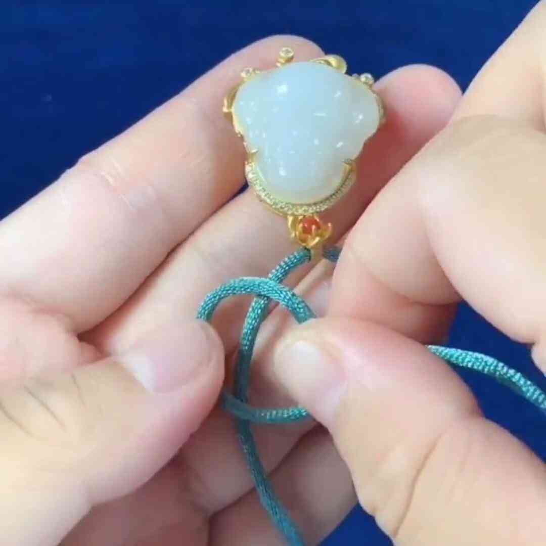 項鏈吊墜怎么綁(項鏈墜的綁法)插圖1