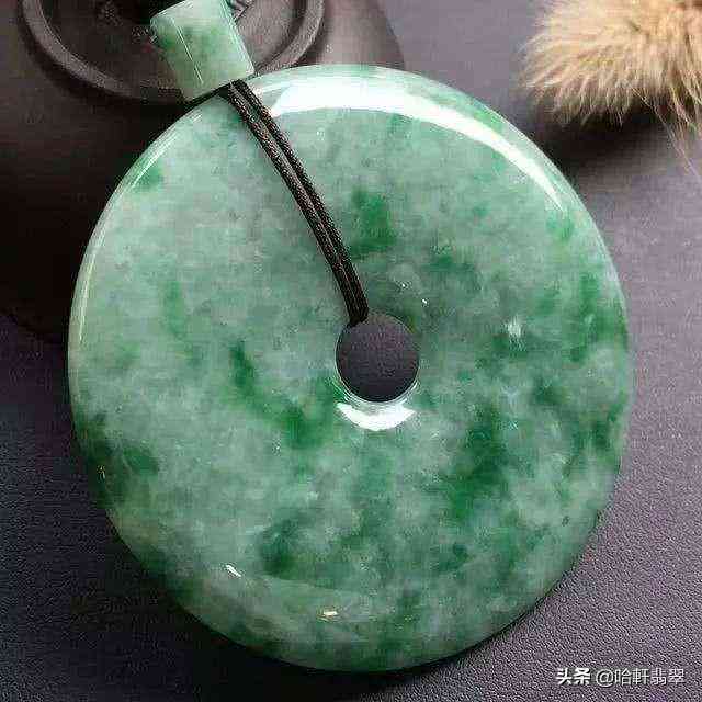 一般翡翠手鐲價格(翡翠手鐲價格及圖片)