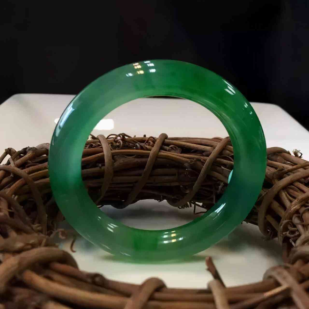 女人戴翡翠手鐲有什么好處(長期戴翡翠的七大好處和功效)