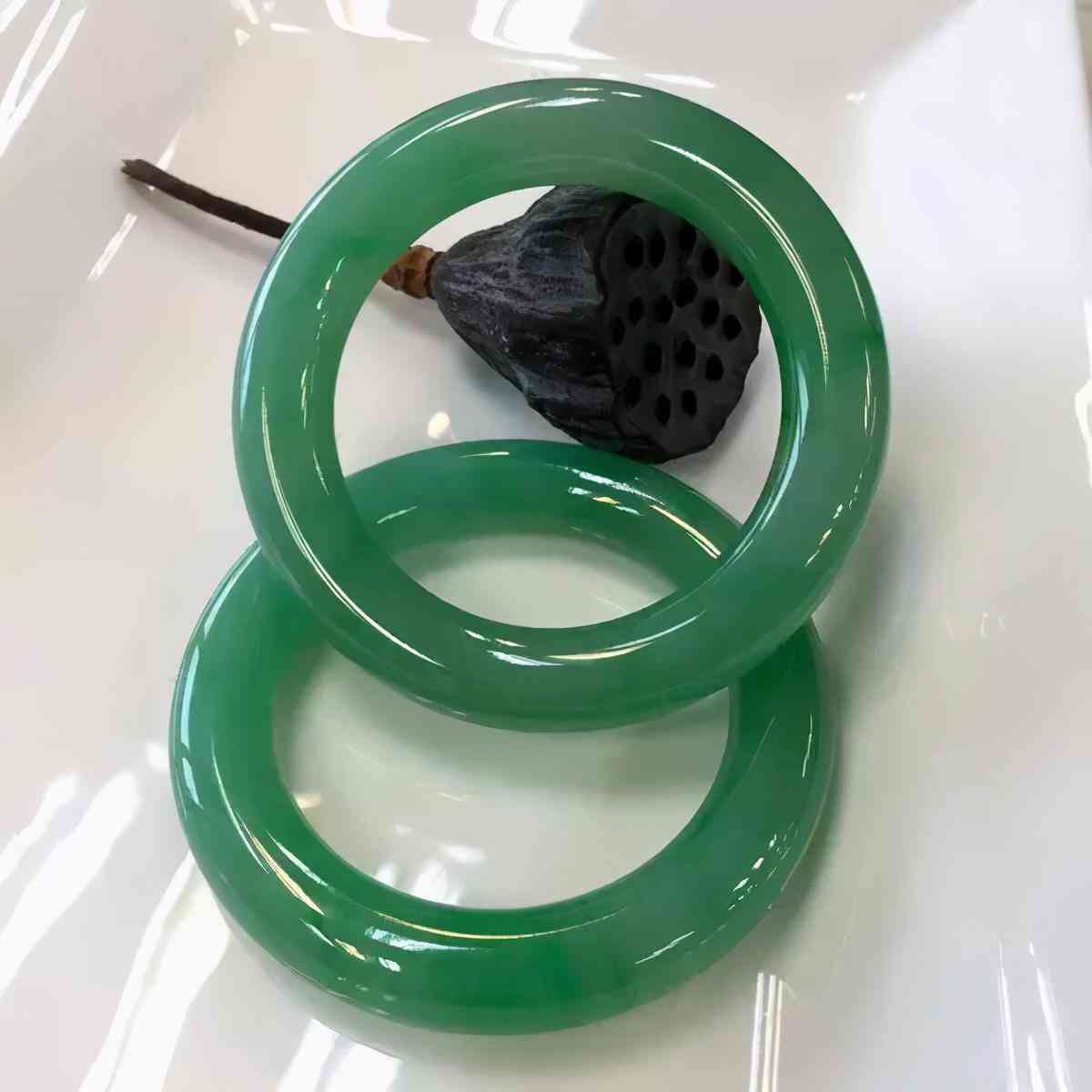女人戴翡翠手鐲有什么好處(長期戴翡翠的七大好處和功效)插圖5