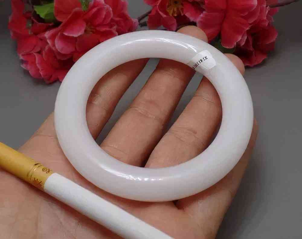 石英巖玉和翡翠哪個好(石英巖玉是翡翠嗎)