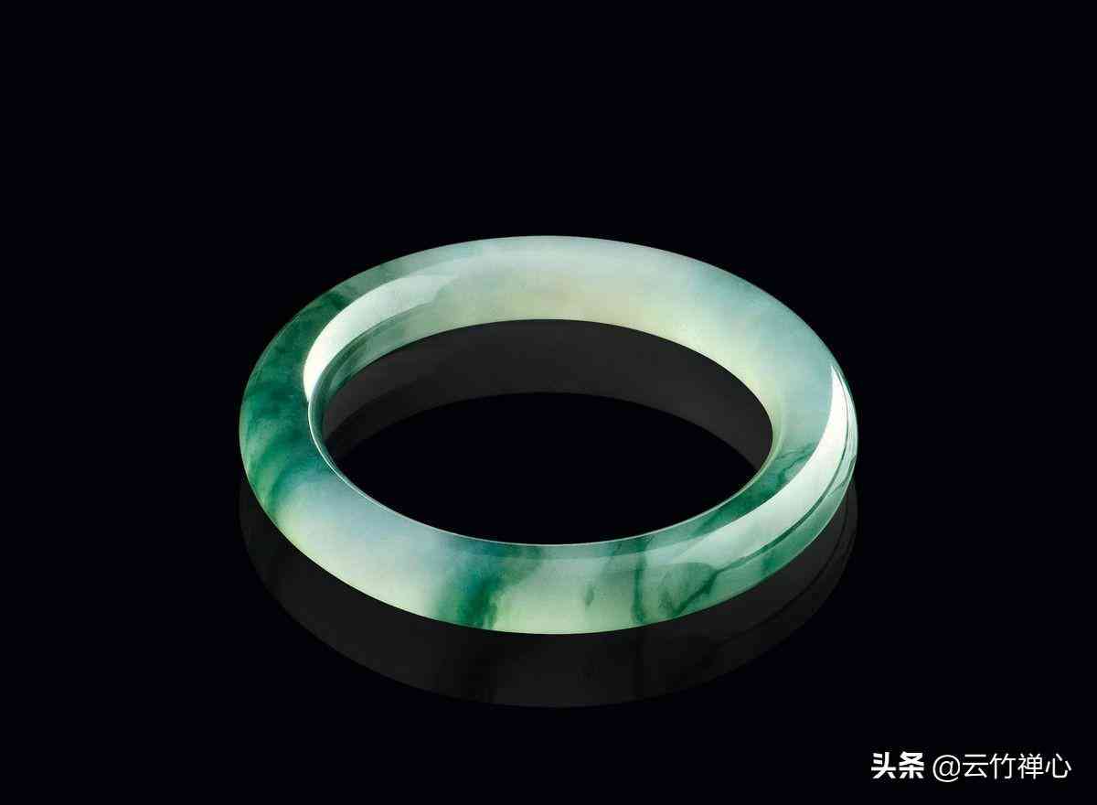 翡翠鑒別最簡單最直接的方法(用手機燈光鑒別翡翠)插圖1