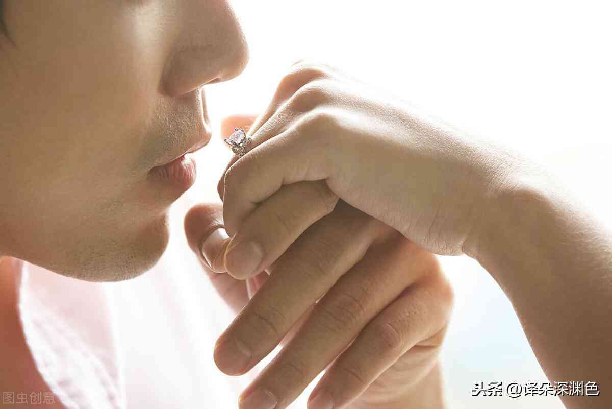 女生每個手指戴戒指的寓意(女人每個手指戴戒指代表的意義)