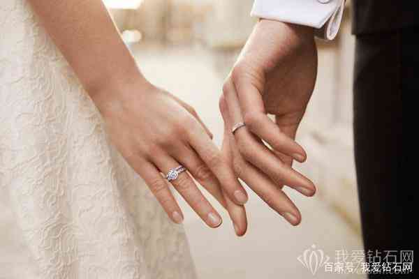 求婚先買個普通戒指再買鉆戒(結(jié)婚戒指一般買多少錢)插圖1