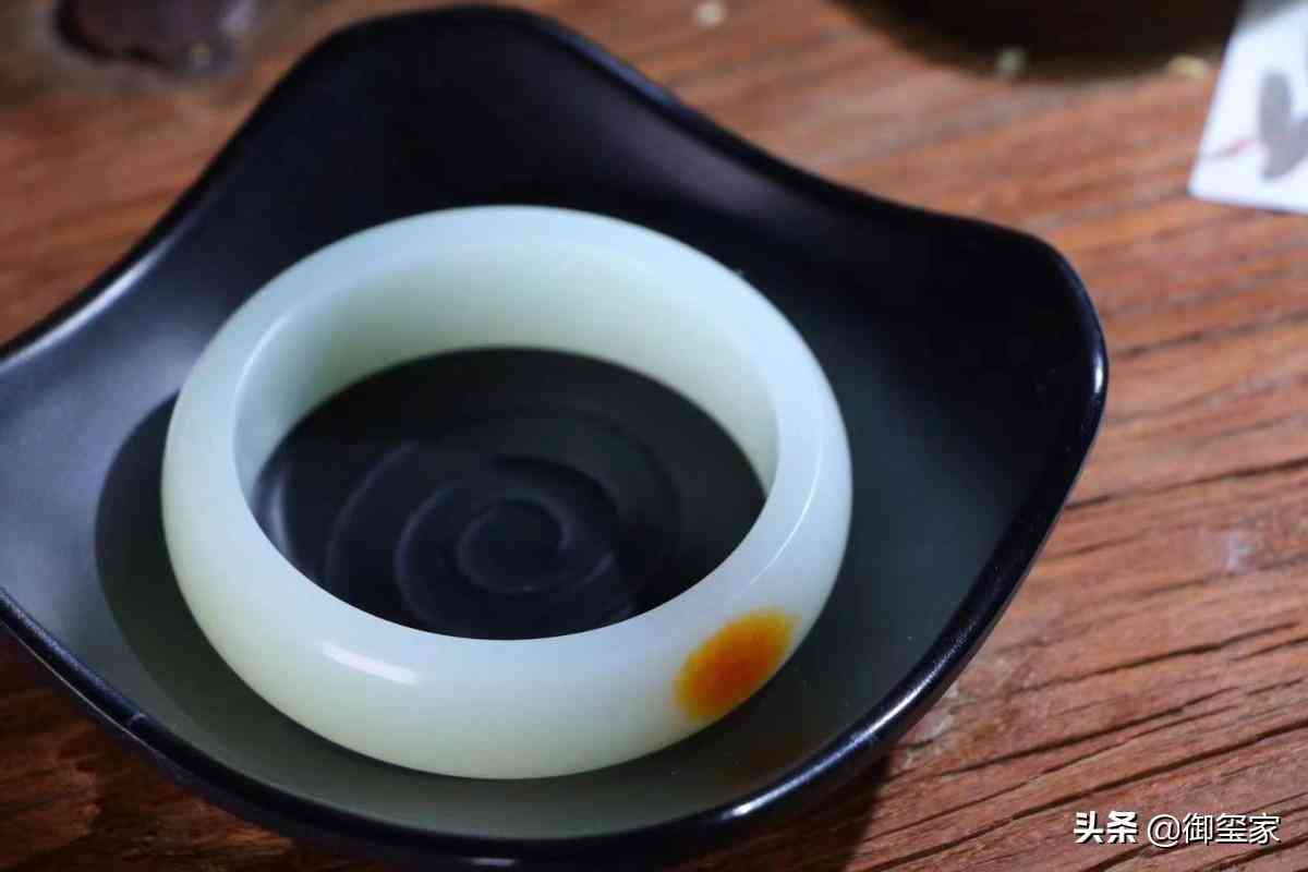和田玉的手鐲多少錢(和田玉的手鐲多少錢一只)