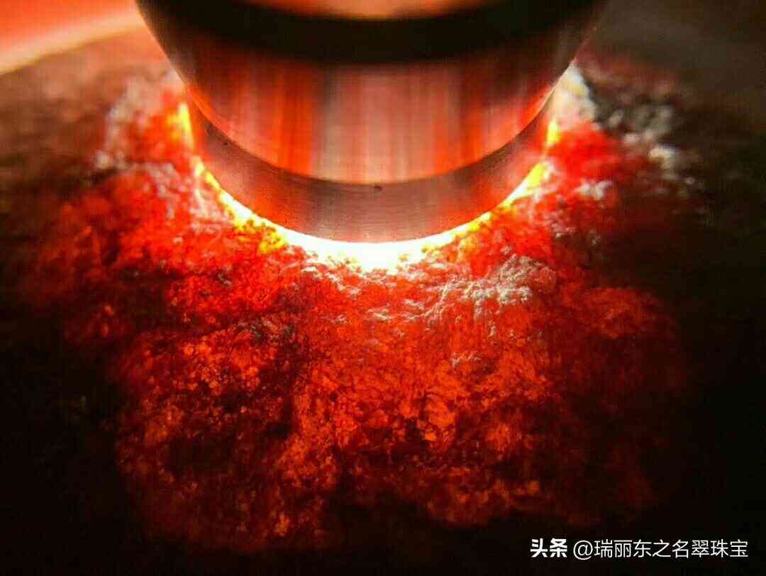 翡翠原石打燈怎么看種水(網上直播賣翡翠原石是真的嗎)