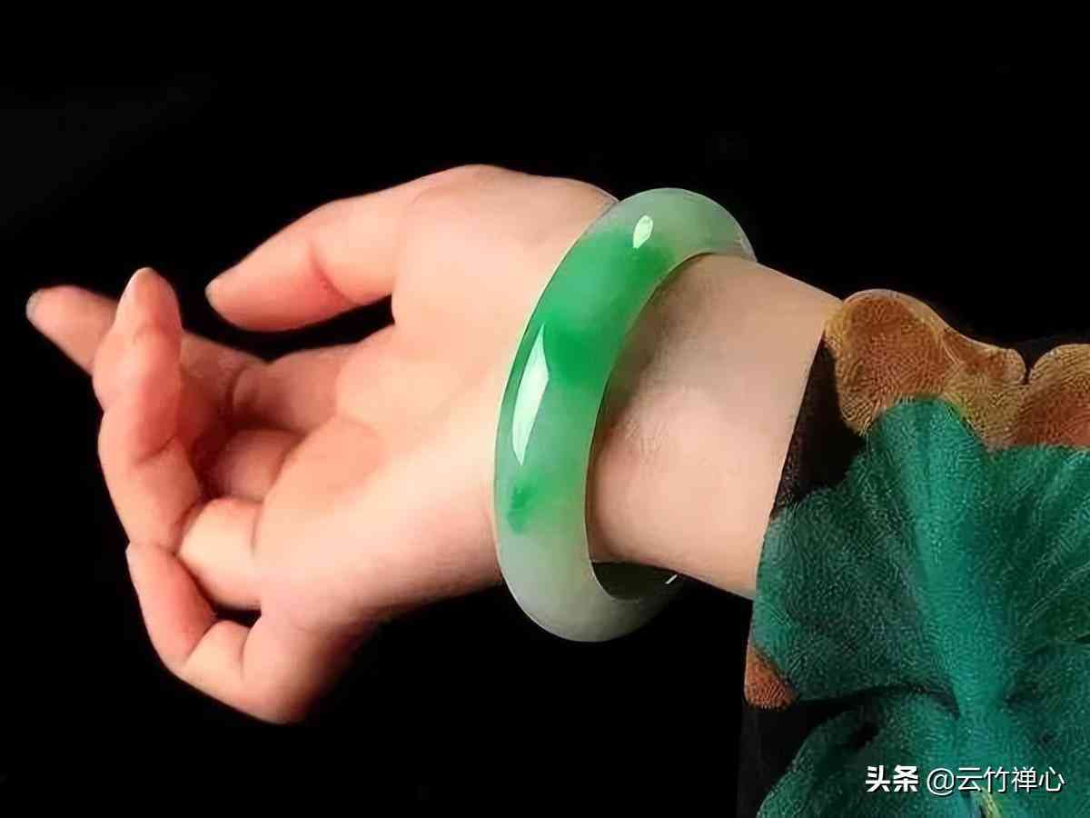 翡翠入門級知識大全(怎樣選翡翠手鐲最好的方法)