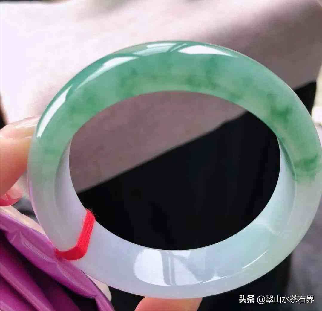 翡翠手鐲價格(翡翠手鐲糯種價格)