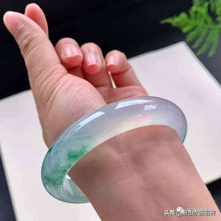 翡翠手鐲價格(翡翠手鐲糯種價格)插圖3