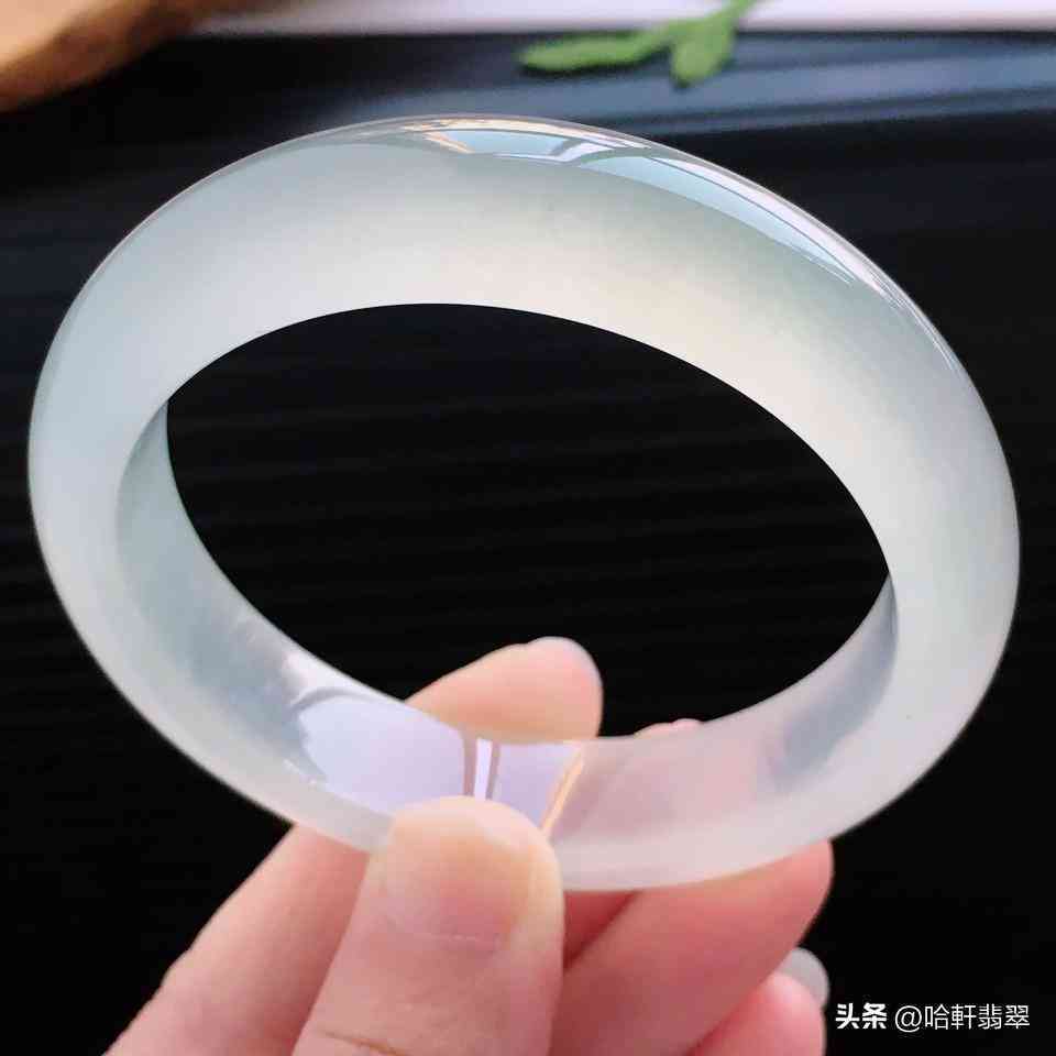 冰種翡翠手鐲一般多少錢(冰種翡翠手鐲一般多少錢一克)插圖1