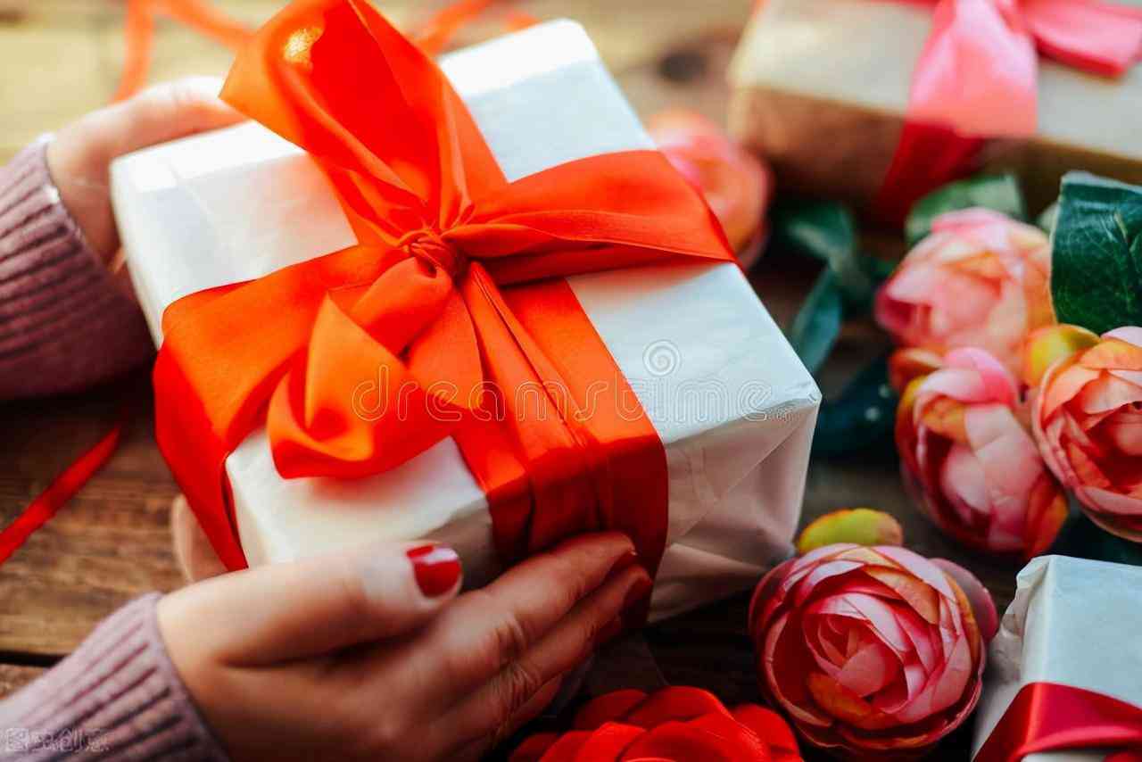 結婚禮品送什么好啊(結婚禮品送什么好啊女生)