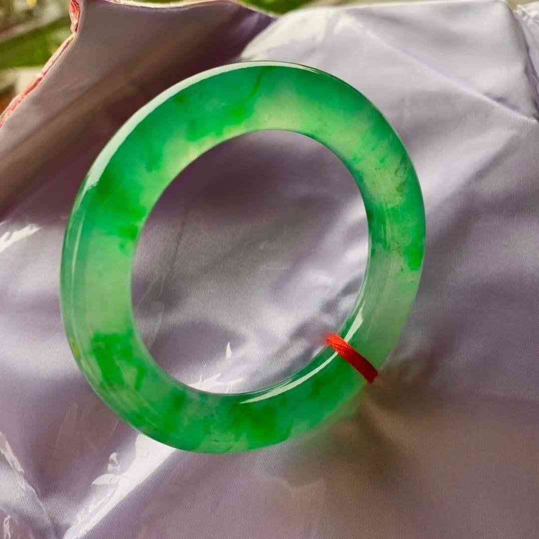 不懂翡翠該怎么買手鐲(買翡翠到哪個平臺買正規)插圖6