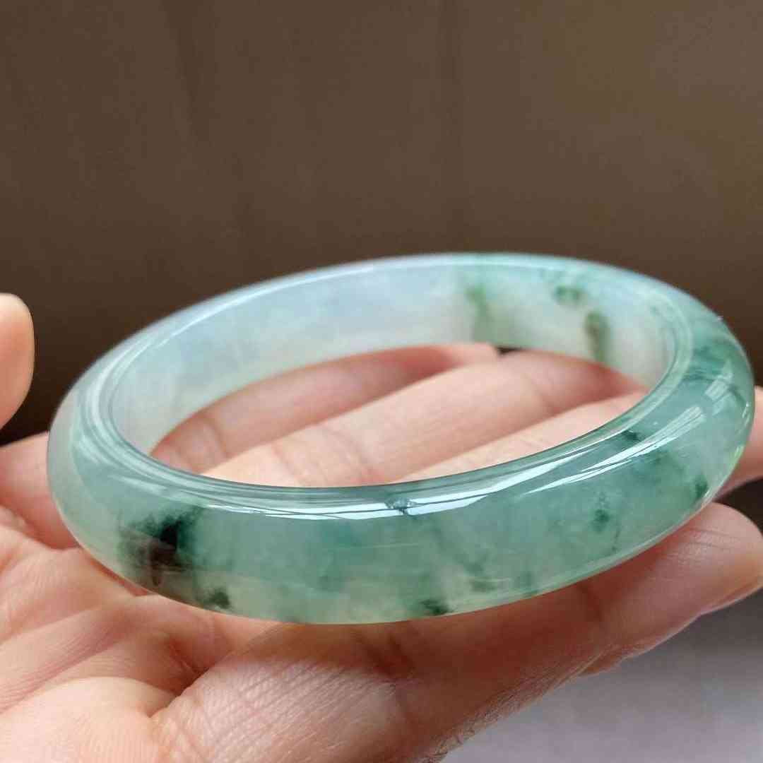 不懂翡翠該怎么買手鐲(買翡翠到哪個平臺買正規)插圖10