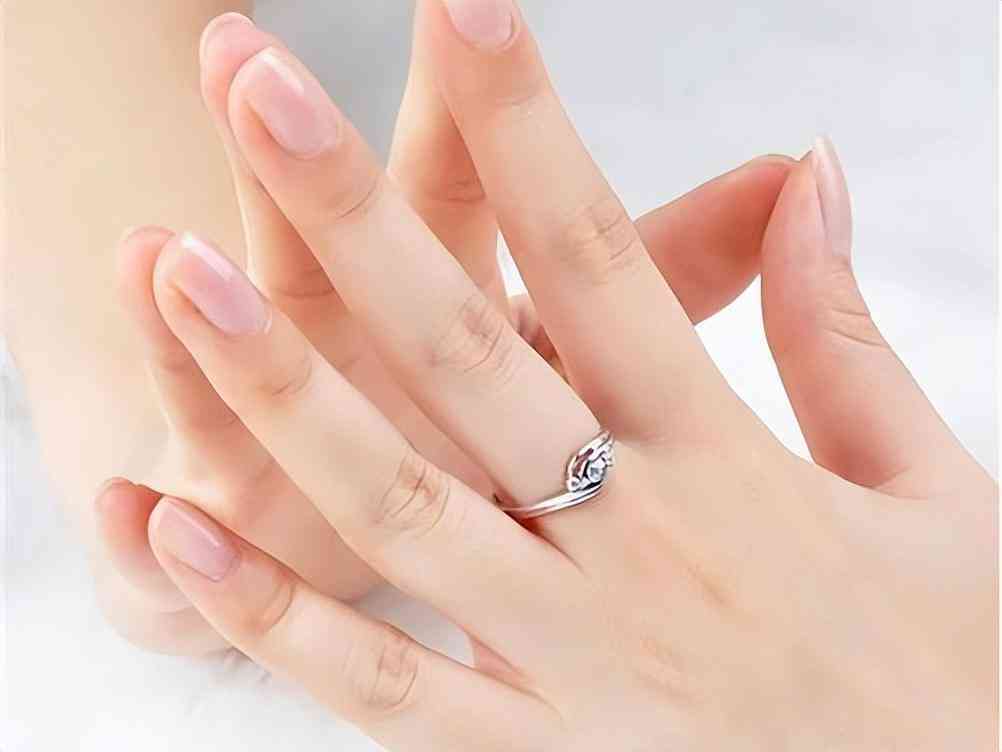 結(jié)婚男女雙方戒指怎么戴(結(jié)婚男女雙方戒指怎么戴的)