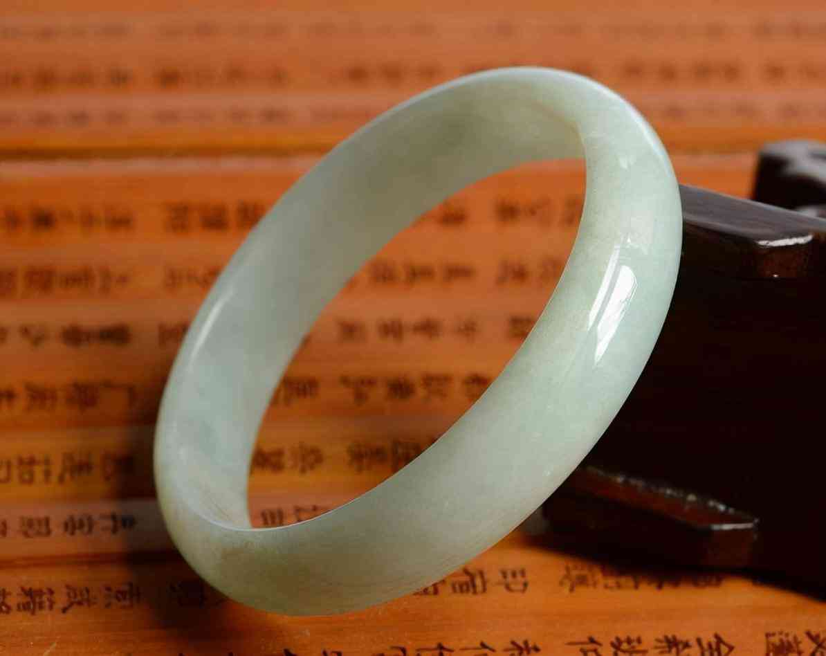 女人一生要有三個(gè)鐲子(45一50歲女人適合戴什么手鐲)插圖5