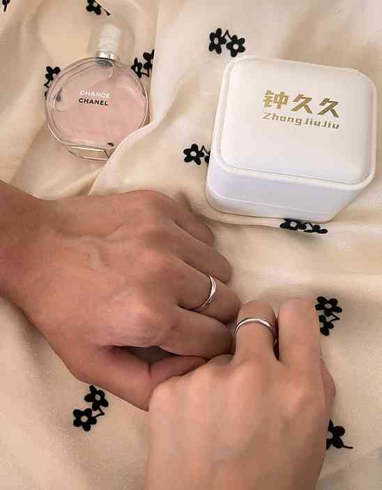 適合學(xué)生的情侶對(duì)戒品牌(適合學(xué)生的情侶戒指品牌)插圖1