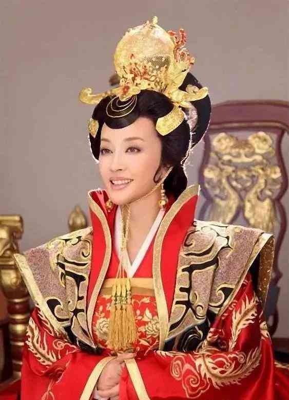 金鐲子帶右手旺自己(女人金鐲子戴哪個手旺運)插圖1