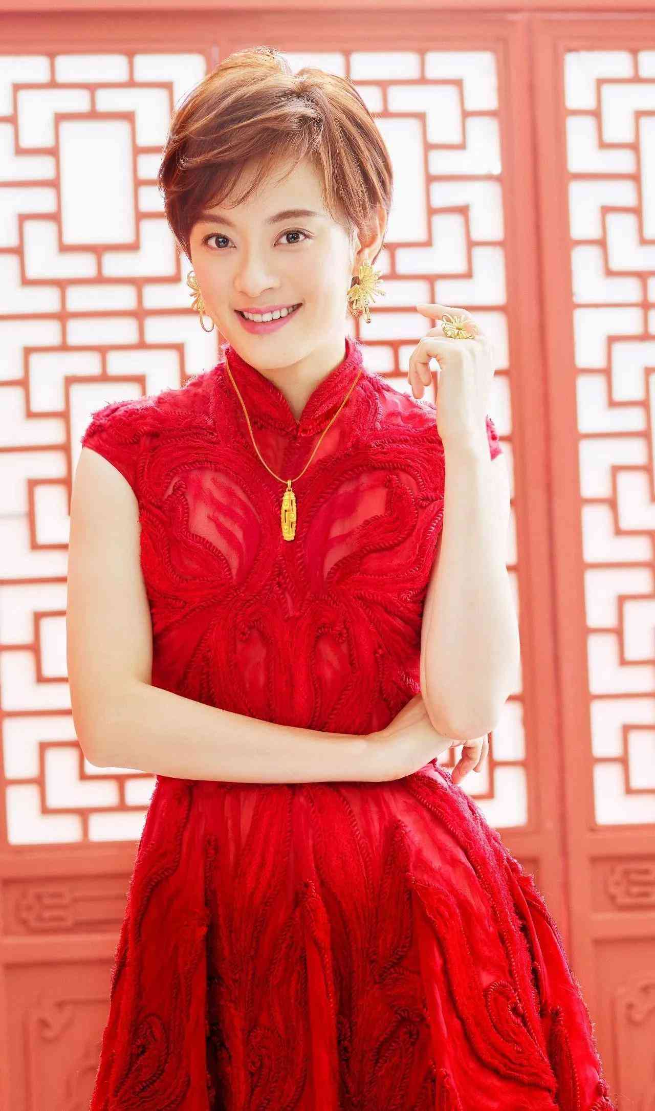 金鐲子帶右手旺自己(女人金鐲子戴哪個手旺運)插圖2