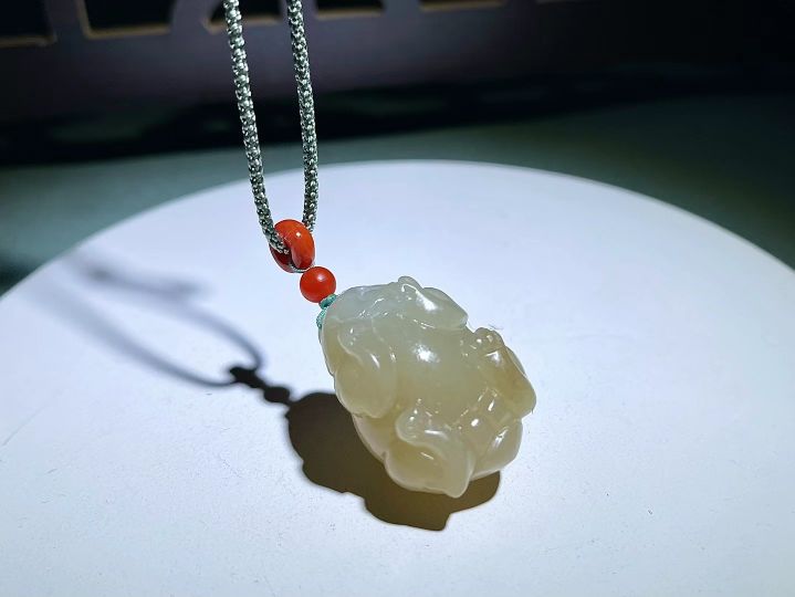 和田玉吊墜多少錢一個(gè)(正宗的和田玉吊墜多少錢一個(gè)小的)插圖1