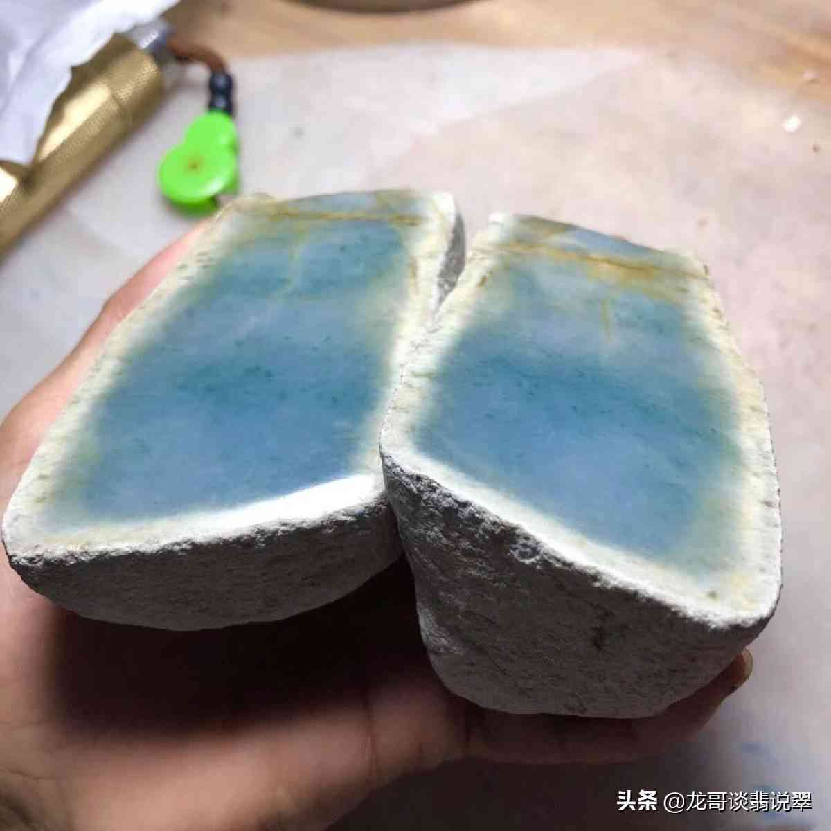打燈看翡翠原石的霧(打燈怎么看翡翠原石的霧)插圖2
