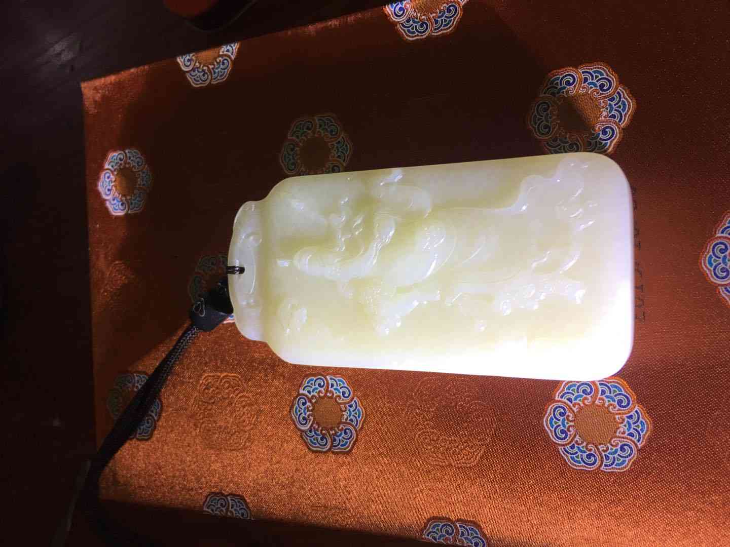 羊脂玉和白玉的區別(羊脂玉和白玉的區別是什么)