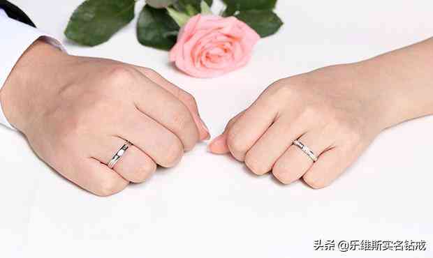 情侶帶什么戒指好(情侶帶什么戒指好看女生)