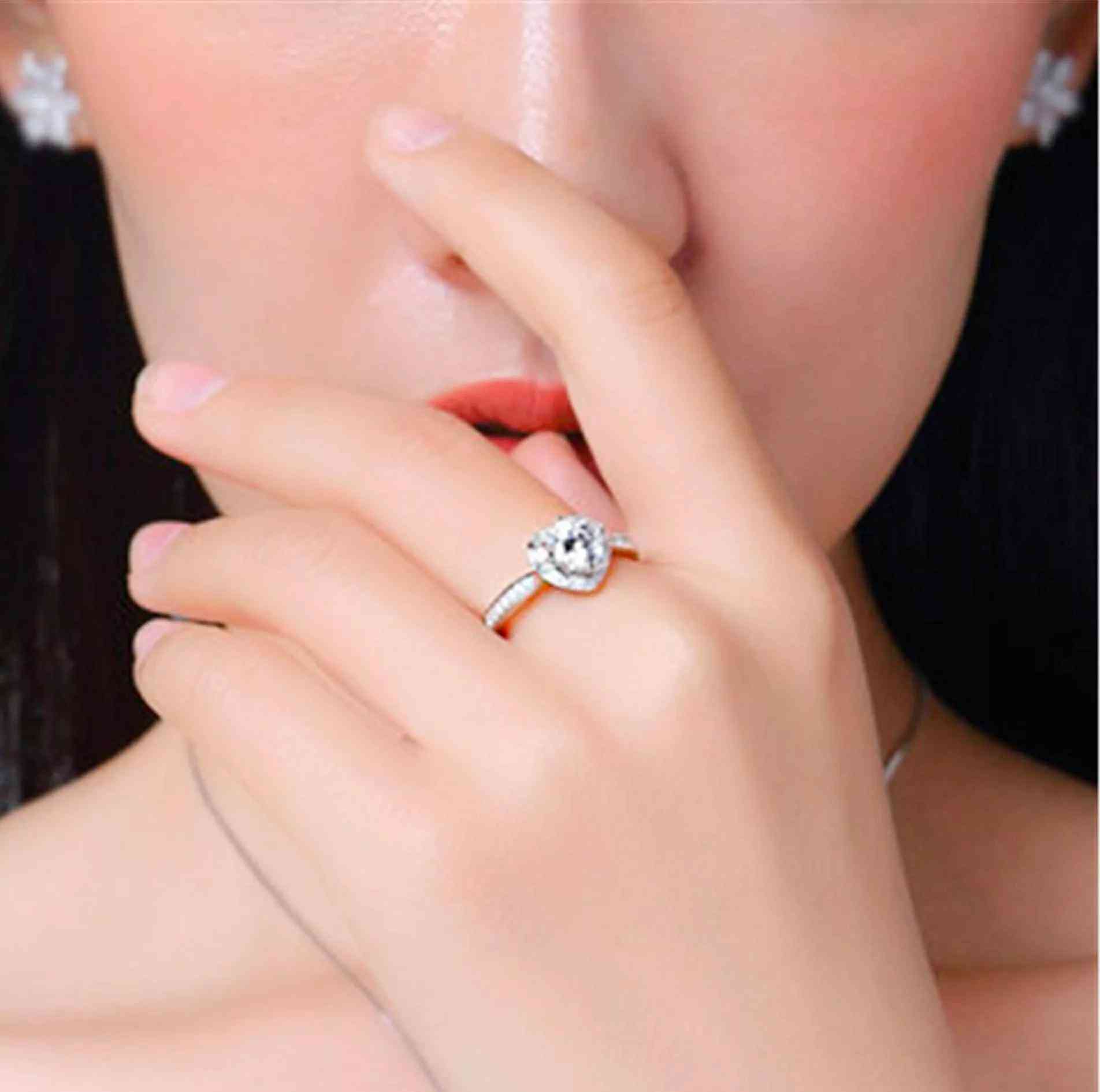 十個手指戴戒指的含義女(十個手指戴戒指的含義女生)