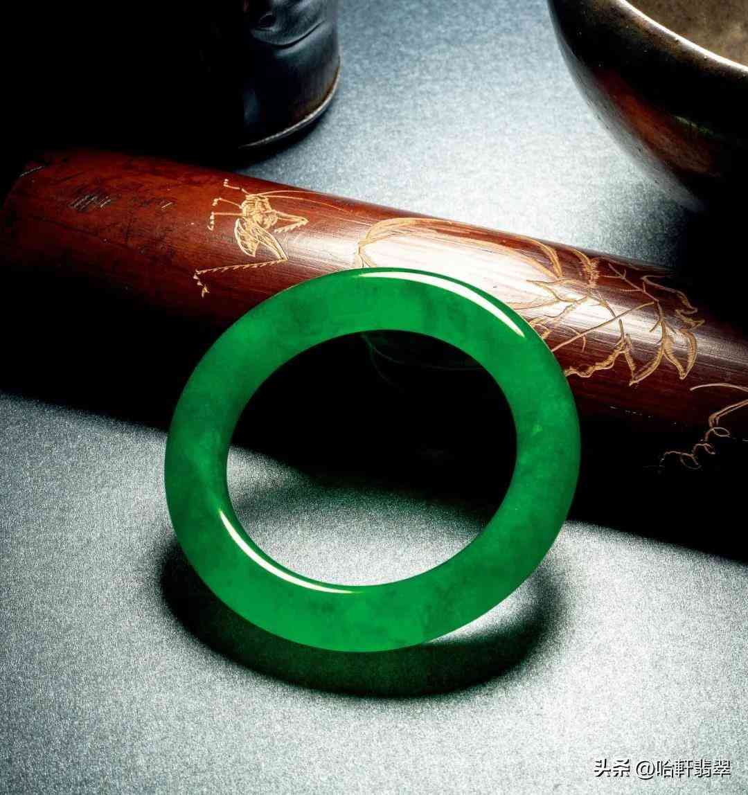 冰種滿綠翡翠手鐲多少錢(滿綠翡翠1000萬價(jià)格手鐲)