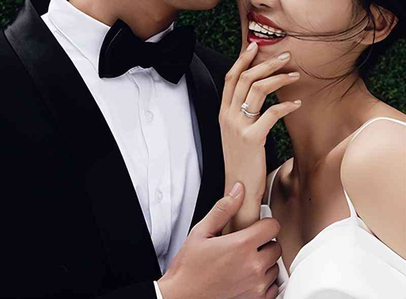 女士結婚戒指的戴法和意義(女士結婚戒指的戴法和意義圖解)